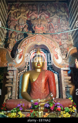 Grand Bouddha Doré peint de couleurs vives, la figure, la posture de la méditation, Dhyana Mudra, Lankatilaka Vihara, près de Kandy Banque D'Images