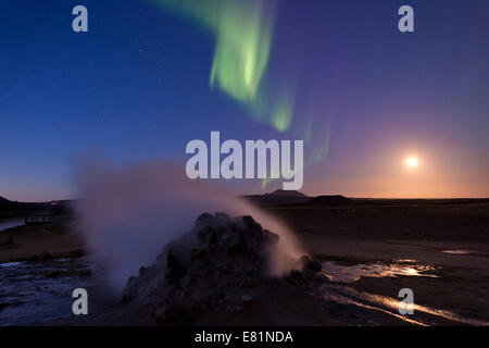 Northern Lights, pleine lune, solfatara, fumerolles, de soufre et d'autres minéraux, vapeur, température élevée ou géothermique Water fountain Banque D'Images