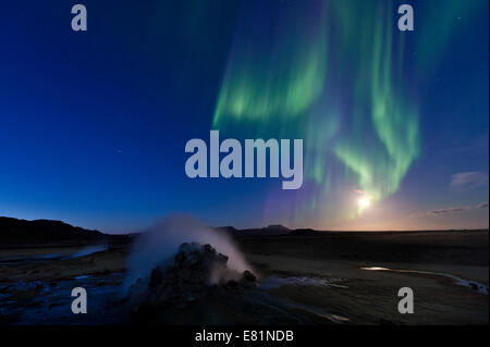 Northern Lights, pleine lune, solfatara, fumerolles, de soufre et d'autres minéraux, vapeur, température élevée ou géothermique Water fountain Banque D'Images