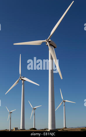 Les moulins à vent sur une ferme éolienne près de Tarifa, Cadix, Andalousie, Espagne province Banque D'Images