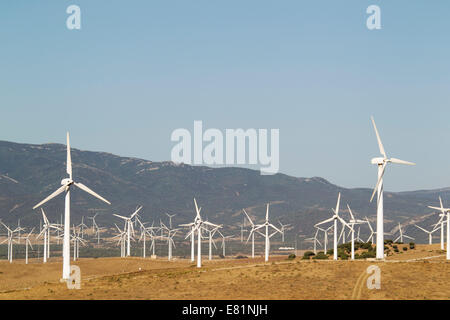 Les moulins à vent sur une ferme éolienne près de Tarifa, Cadix, Andalousie, Espagne province Banque D'Images