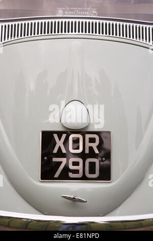 Le capot du moteur et la plaque de numéro sur une VW Beetle classique Banque D'Images