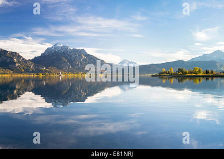 Humeur d'automne avec une vue sur la montagne sur le lac Forggensee près de Füssen, à l'Allgäu, Bavière, Allemagne Banque D'Images