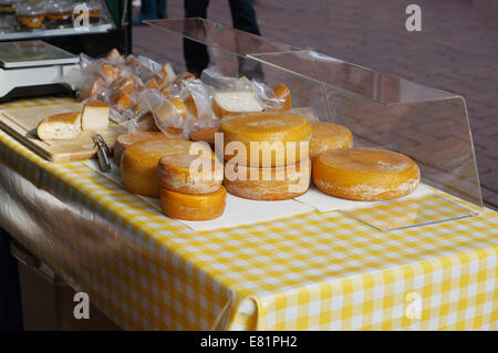 Blocage de fromage en plein air farmers market Banque D'Images