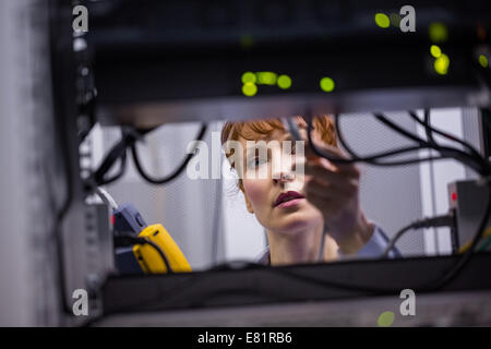 À l'aide de technicien sur le serveur de l'analyseur de câble numérique Banque D'Images