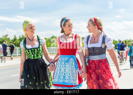 Amis visitant ensemble juste bavarois en costume national ou Dirndl Banque D'Images