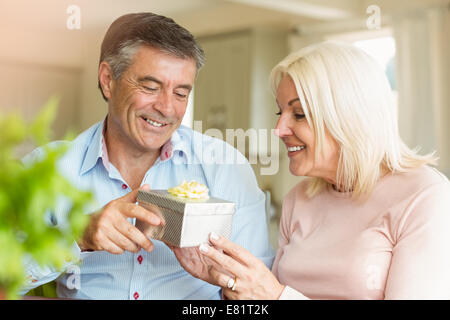 Heureux homme mûr offrant un cadeau femme Banque D'Images