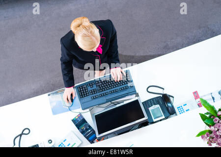 Réceptionniste de l'hôtel travaillant sur ordinateur à la réception Banque D'Images
