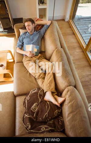 Jeune homme dormir sur son canapé Banque D'Images