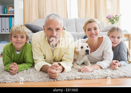 Heureux parents avec leurs enfants et chiot sur marbre Banque D'Images