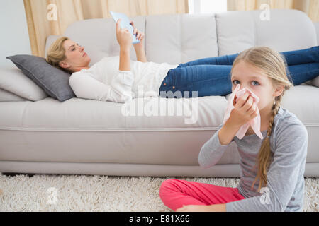 Sick little girl sitting on floor Banque D'Images