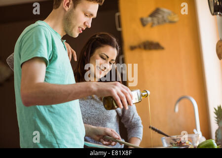 Joli couple de préparer des aliments ensemble Banque D'Images