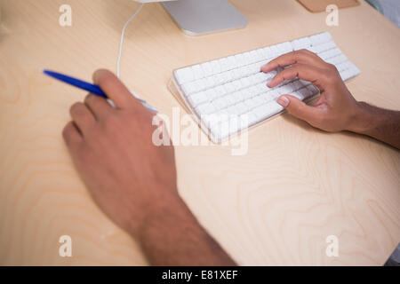 Mains en utilisant le clavier et la souris à 24 Banque D'Images