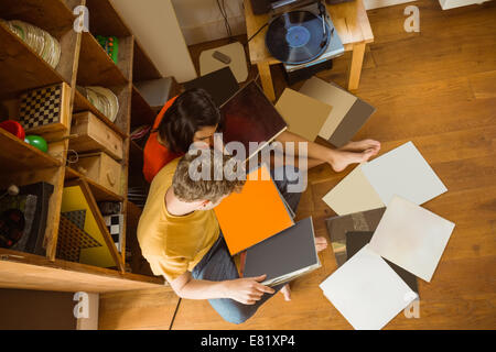 Jeune couple listening to vinyl records Banque D'Images