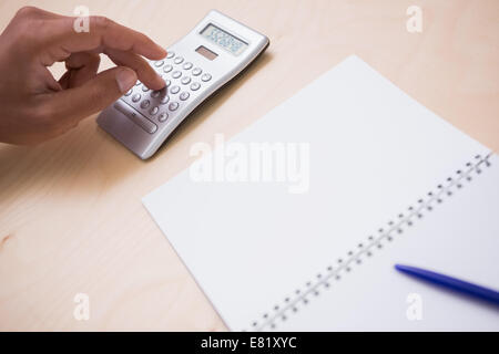 La main à l'aide de calculatrice à 24 Banque D'Images