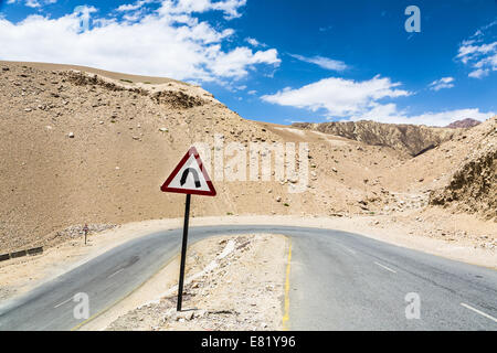 Un virage sur la route du Ladakh, Inde Banque D'Images