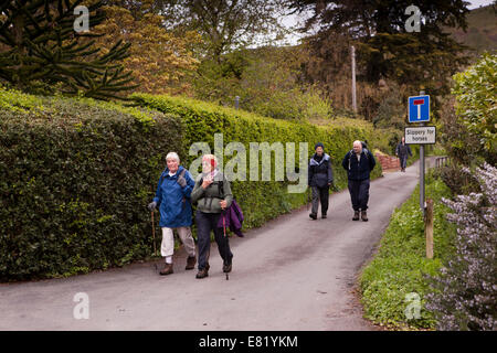 Royaume-uni, Angleterre, Somerset, Coleridge Way les promeneurs sur l'entrée chemin village Bicknoller Banque D'Images