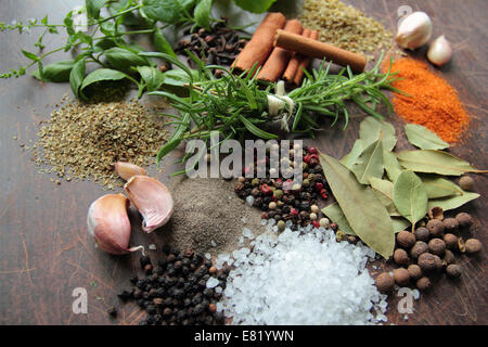 Herbes et épices sur une table en bois. Cuisine et nourriture ingrédients. Banque D'Images