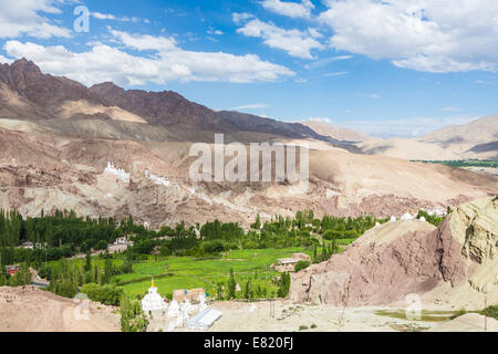 La superbe vallée de l'Indus avec certains monastères bouddhistes tibétains au Ladakh, Inde Banque D'Images