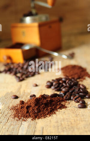 Les grains de café moulu frais avec de vieux moulin vintage Banque D'Images