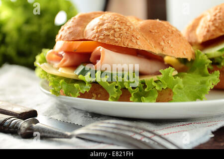 Sandwich avec salade, tomate, jambon et fromage Banque D'Images