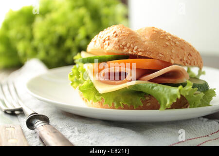 Sandwich frais avec jambon et fromage sur une plaque Banque D'Images