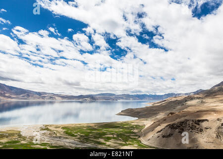 Surplombant le lac Tso Moriri (Moriri) au Ladakh, Inde Banque D'Images