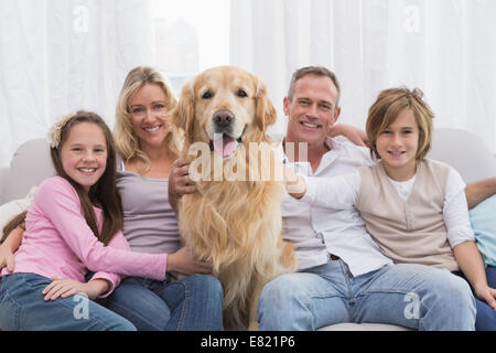 Cute family ensemble sur la table avec leur chien Banque D'Images