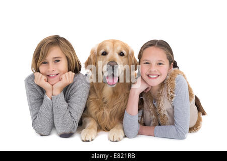 Portrait of happy sœurs gisant sur le sol avec leur chien Banque D'Images