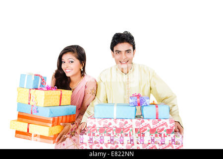 Beau couple indien cadeau surprise Banque D'Images