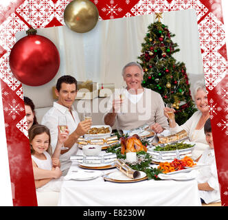 Family tusting avec du vin blanc dans un dîner de Noël Banque D'Images