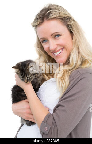 Jolie blonde tenant un chaton gris Banque D'Images