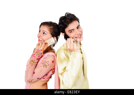 Indian Beau couple talking phone Banque D'Images