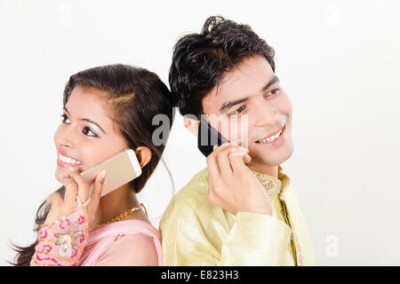 Indian Beau couple talking phone Banque D'Images