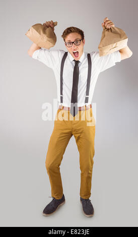 Geeky businessman holding de sacs en papier Banque D'Images