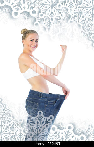 Confiant blonde wearing triomphante pantalon trop grand Banque D'Images