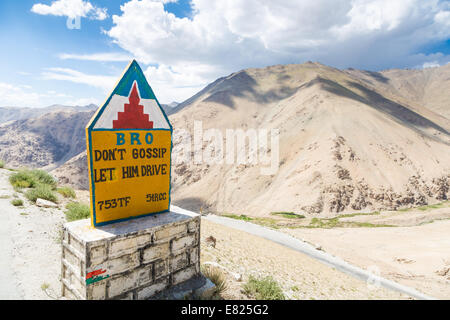 'Don't gossip, laissé conduire' signe sur la route au Ladakh, Inde Banque D'Images