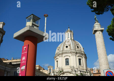 La surveillance des monuments de la géomatique sur la Piazza Venezia et la colonne Trajane SS Nome di Maria Rome Italie église Banque D'Images