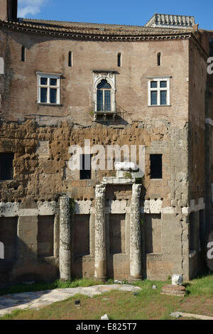 Colonnes du Foro di Augusto incorporés dans la façade d'un bâtiment médiéval Forum d'Auguste Rome Italie Banque D'Images