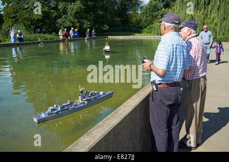 Les amateurs de bateau modèle radio-commandé, Woodbridge, Suffolk, UK. Banque D'Images