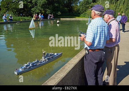 Les amateurs de bateau modèle radio-commandé, Woodbridge, Suffolk, UK. Banque D'Images