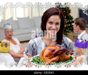 Femme montrant dinde de Noël pour dîner en famille Banque D'Images