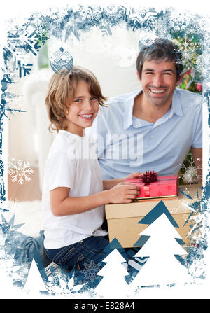 Smiling père et de son fils l'ouverture des cadeaux de Noël Banque D'Images