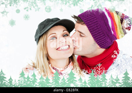 Belle femme qui reçoit un baiser de son petit ami portant les deux pac et hat Banque D'Images