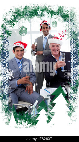 Les hommes d'affaires de porter la nouveauté christmas hat Banque D'Images