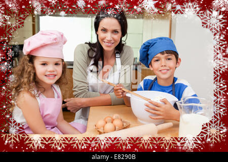 Image composite de la mère et ses enfants préparer cake Banque D'Images