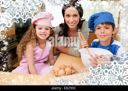 Image composite de la mère et de ses enfants la préparation de cookies Banque D'Images