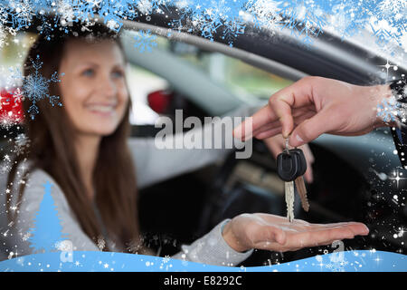 Femme de la réception des clés de voiture Banque D'Images