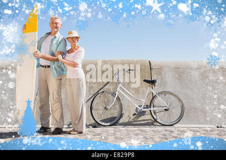 Happy senior couple posing with surfboard Banque D'Images