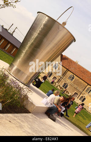 Somerset Bruton acier géant seau de lait par l'artiste Subodh Gupta à la nouvelle Hauser & Wirth art gallery en milieu rural Somerset Banque D'Images